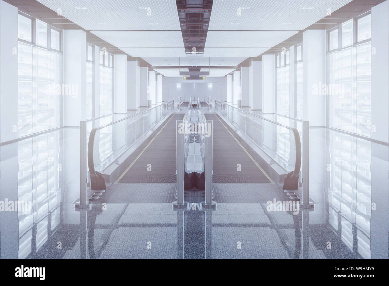 Moderne Gehweg der Rolltreppe nach vorn und Rolltreppe zurück in den internationalen Flughafen Stockfoto