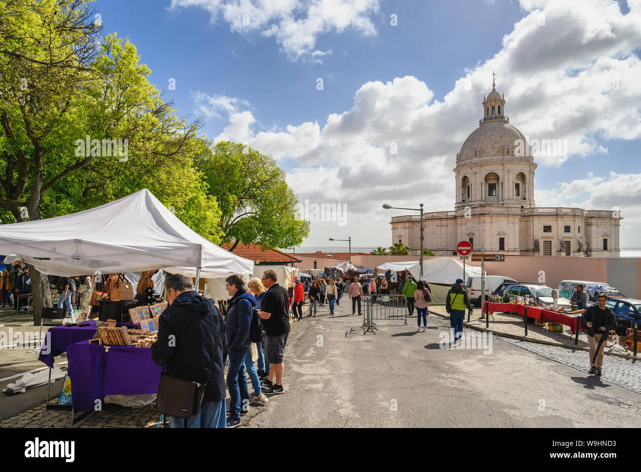 Lissabon, Portugal - April 9, 2019: Lissabon Portugal, City Skyline im Mercado de Santa Clara Markt in der Nähe von Lissabon Pantheon Stockfoto