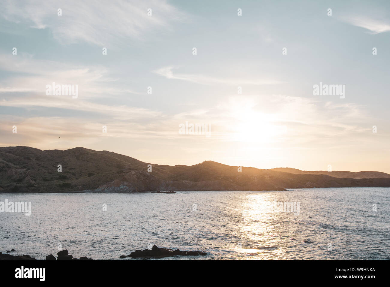 Schönen Sonnenuntergang und ruhige See auf einem Strand. Stockfoto