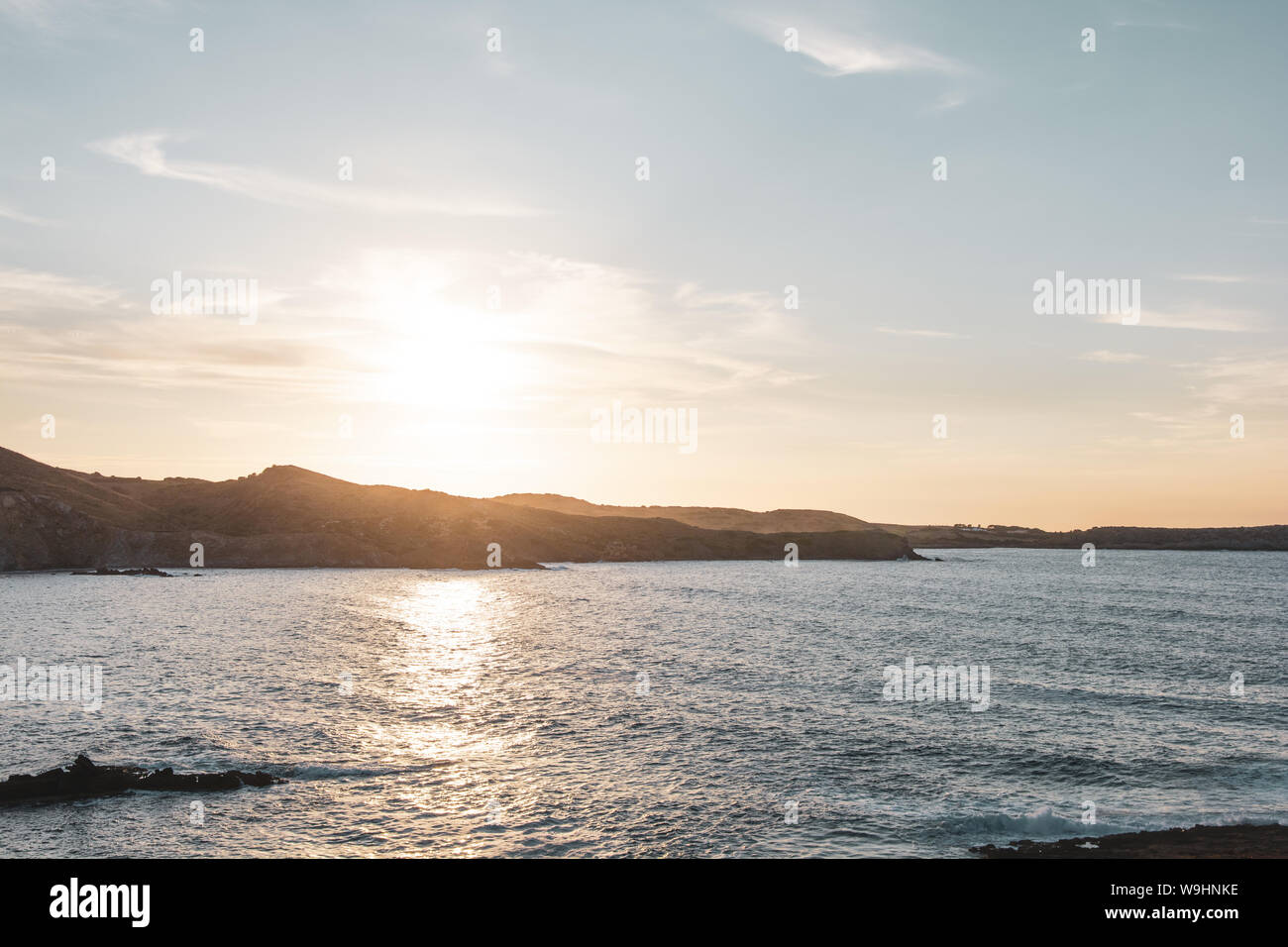 Schönen Sonnenuntergang und ruhige See auf einem Strand. Stockfoto