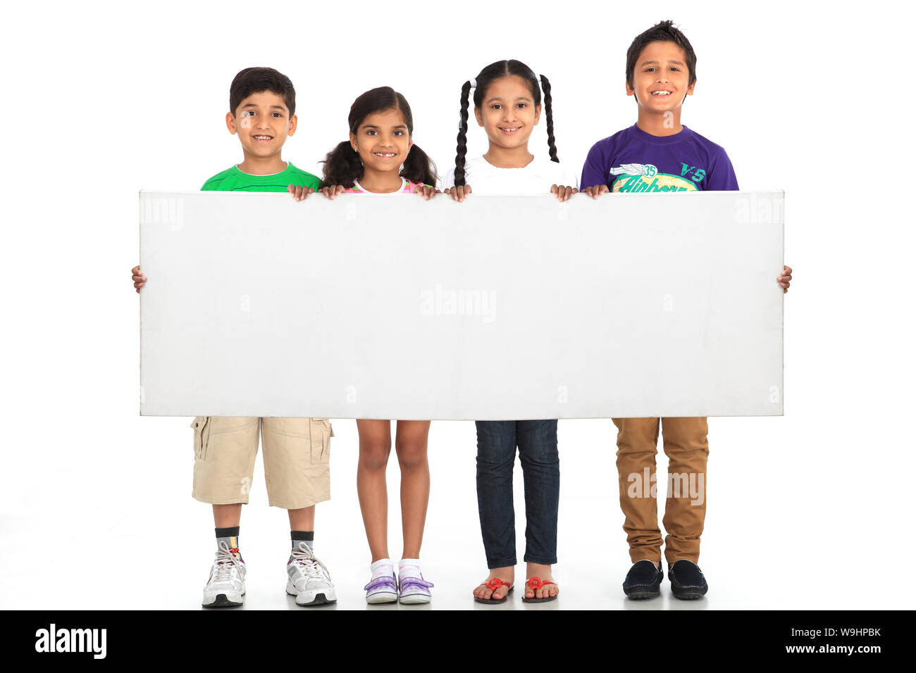 Gruppe von Kindern zeigt ein Plakat und lächelnd Stockfoto