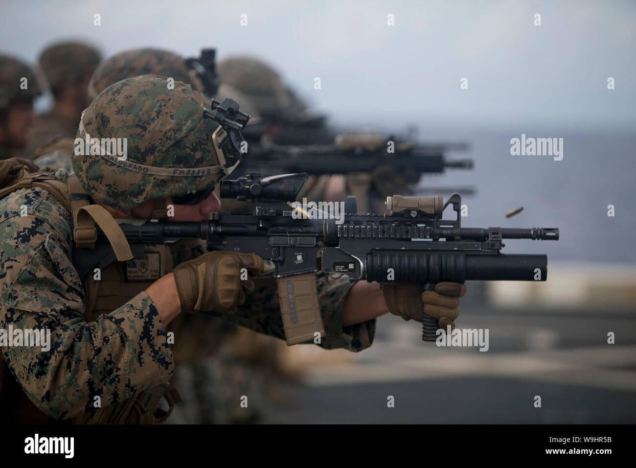 Philippinischen MEER (Aug. 9, 2019) Marines mit Fox Company, Bataillon Landung Team, 2.BATAILLON, 1 Marines, 31 Marine Expeditionary Unit, Fire M4A1 service Gewehre während einer Live-fire Palette an Bord des amphibious Transport dock USS Green Bay LPD (20). Green Bay, Teil der Wasp amphibischen bereit, Gruppe, mit Eingeschifft 31 MEU, arbeitet in der indopazifischen Region Interoperabilität mit Partnern zu verbessern und dienen als ready-Response Force für jede Art von Kontingenz. (U.S. Marine Corps Foto von Lance Cpl. Kyle S. Bunyi) Stockfoto