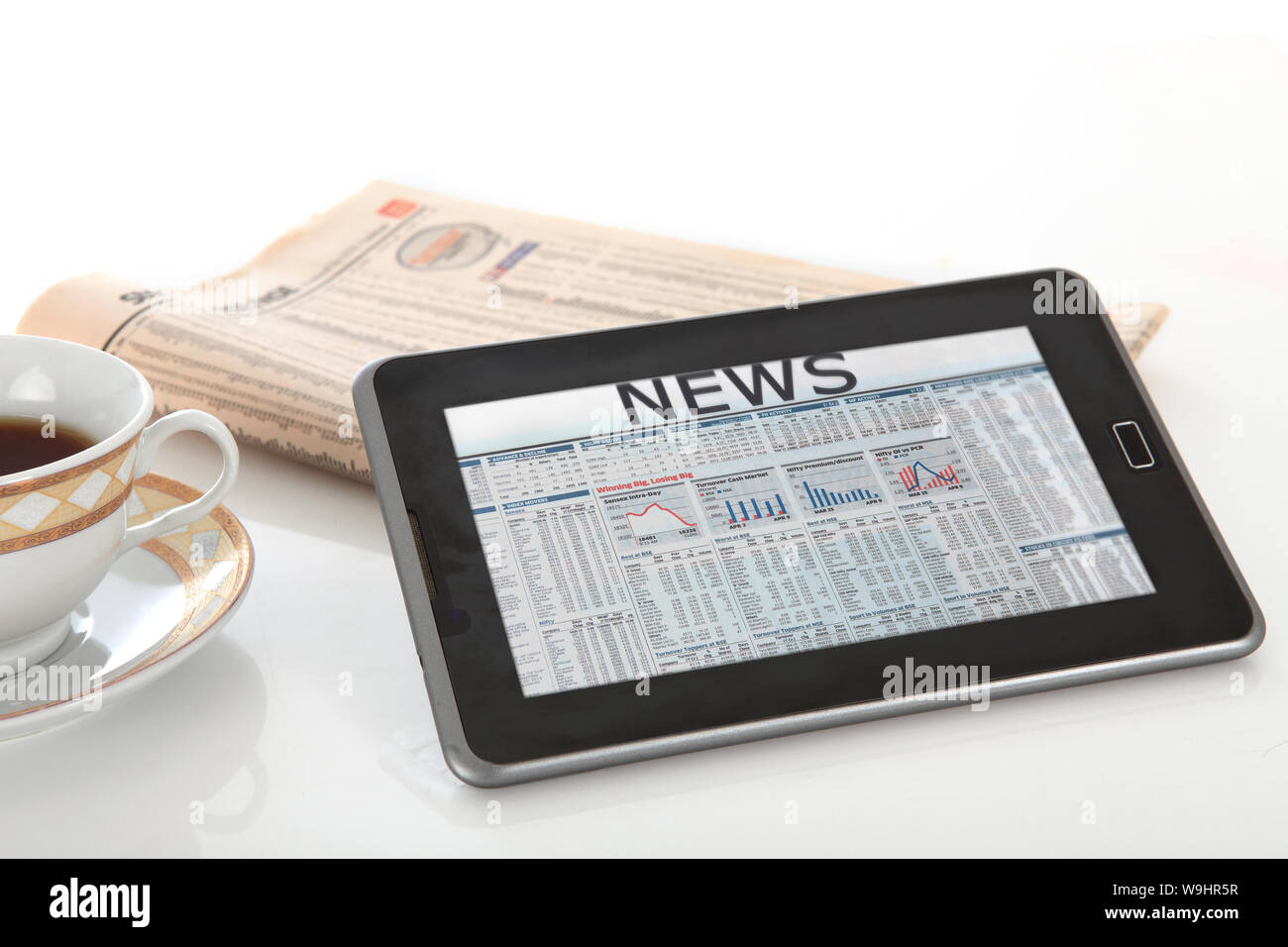 Nahaufnahme eines digitalen Tablets mit Finanzzeitung Stockfoto
