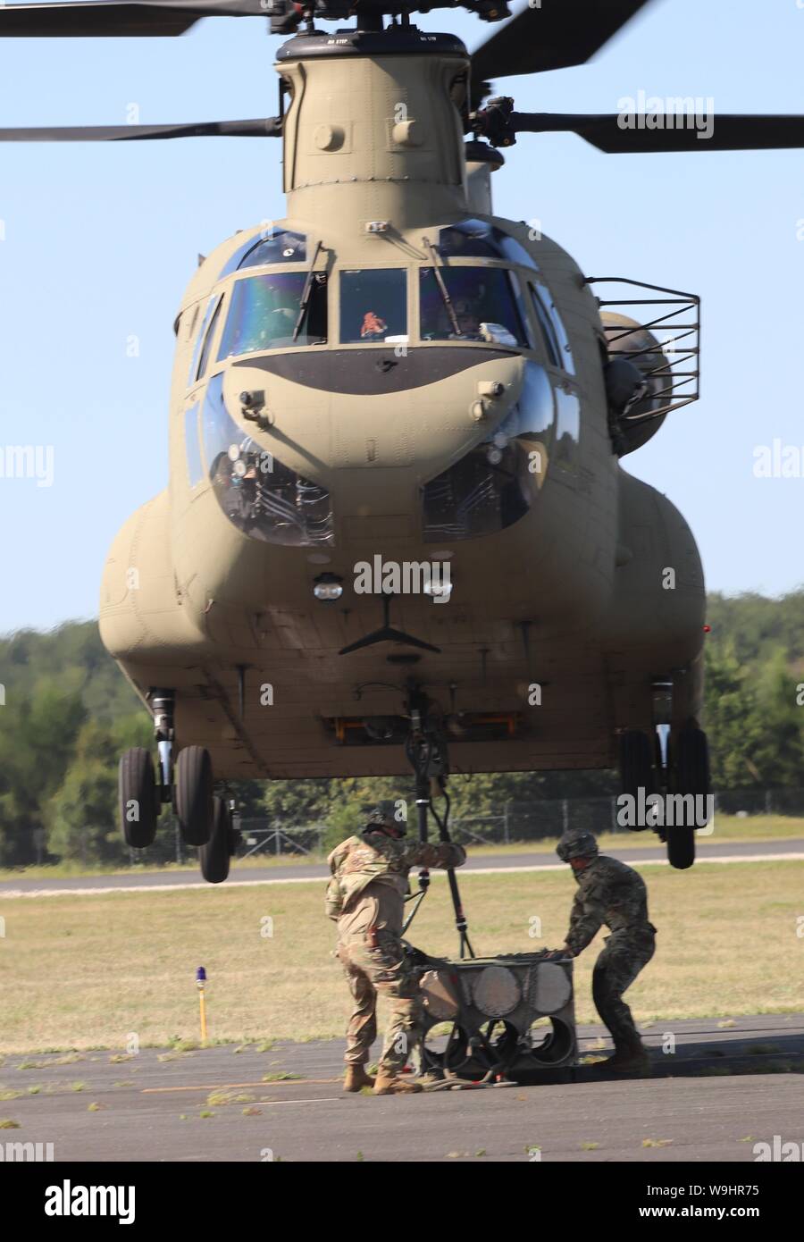 Schüler der 89 B Munition liefern Kurs verbinden ein mock Munition Palette zu einem CH-47 Chinook Hubschrauber Aug 1, 2019, als Teil der Schlinge - last Ausbildung bei Sparta-Fort McCoy Flughafen am Fort McCoy, Wis die Chinook und die Crew sind ab dem 7. Bataillon, 158 Aviation Regiment des neuen Jahrhunderts, Kansas. Die Munition liefern, von der 13 Bataillon gelehrt, 100 Regiment am Fort McCoy, ist einen 4-wöchigen Kurs, der eine Schulung für die Soldaten, die Umgliederung der 89 B militärische berufliche Spezialität sind. Die Schlinge - last Training ist einer der letzten großen Ausbildung Veranstaltungen während des Kurses. Ein s Stockfoto