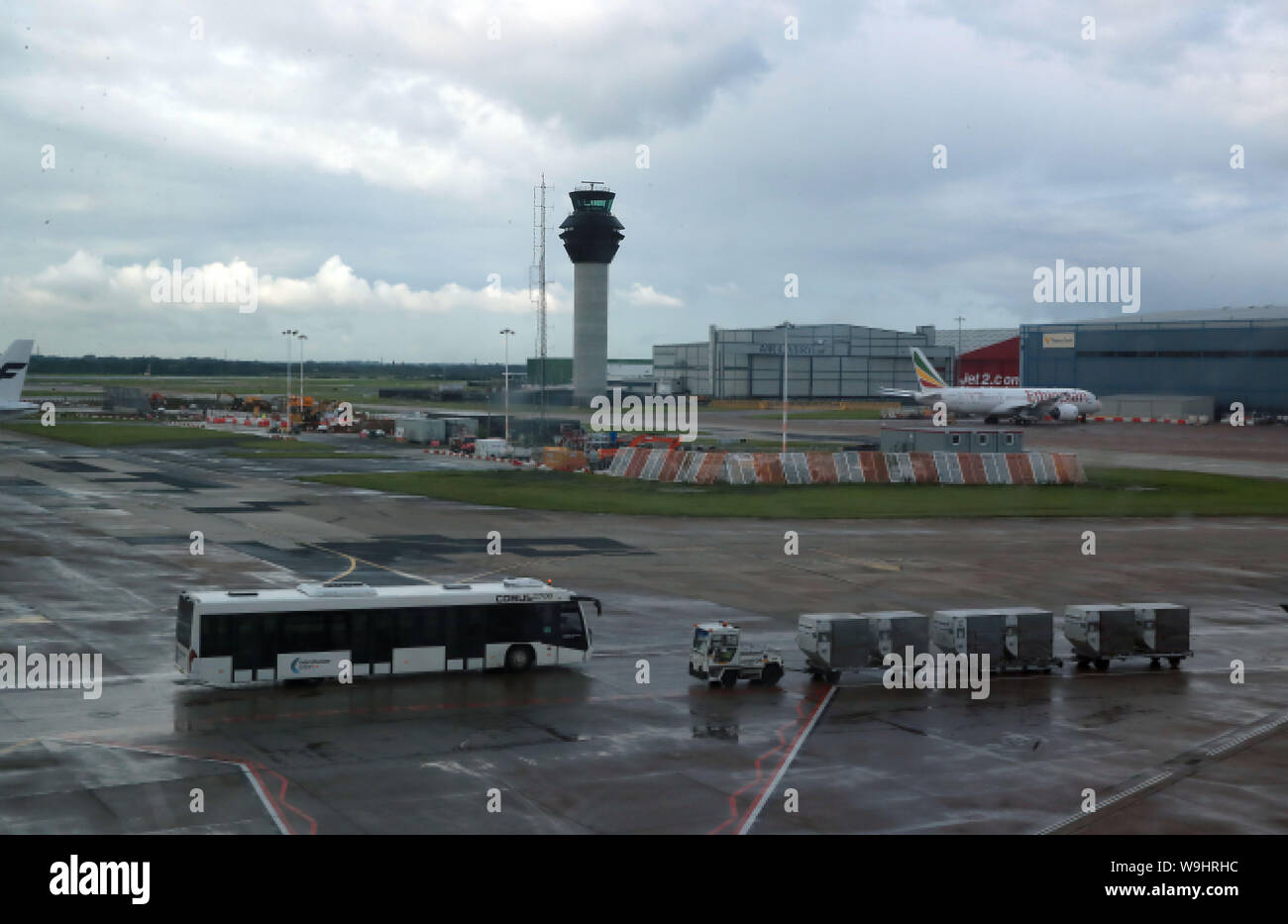 Gepäckabfertigung auf der Landebahn von Terminal 1 Flughafen Manchester. Stockfoto