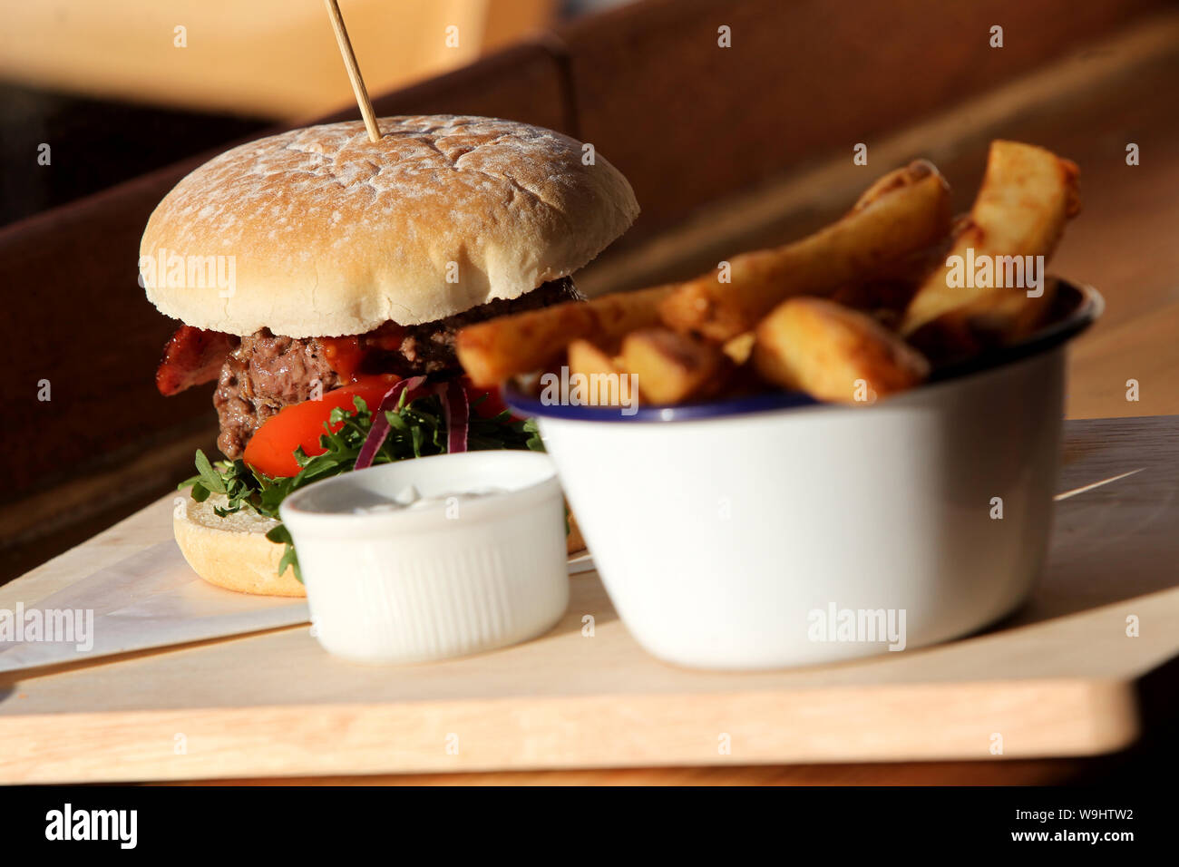 Allgemeine Ansicht eines Burger und Chips in einem Restaurant in Brighton, East Sussex, Großbritannien. Stockfoto