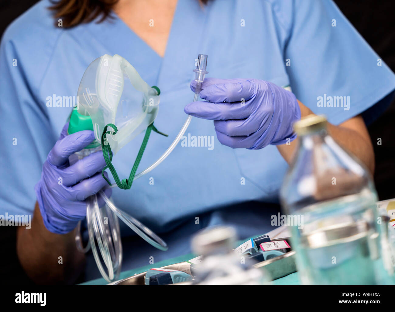 Krankenschwester bereitet Sauerstoffmaske im Krankenhaus, konzeptionelle Bild Stockfoto