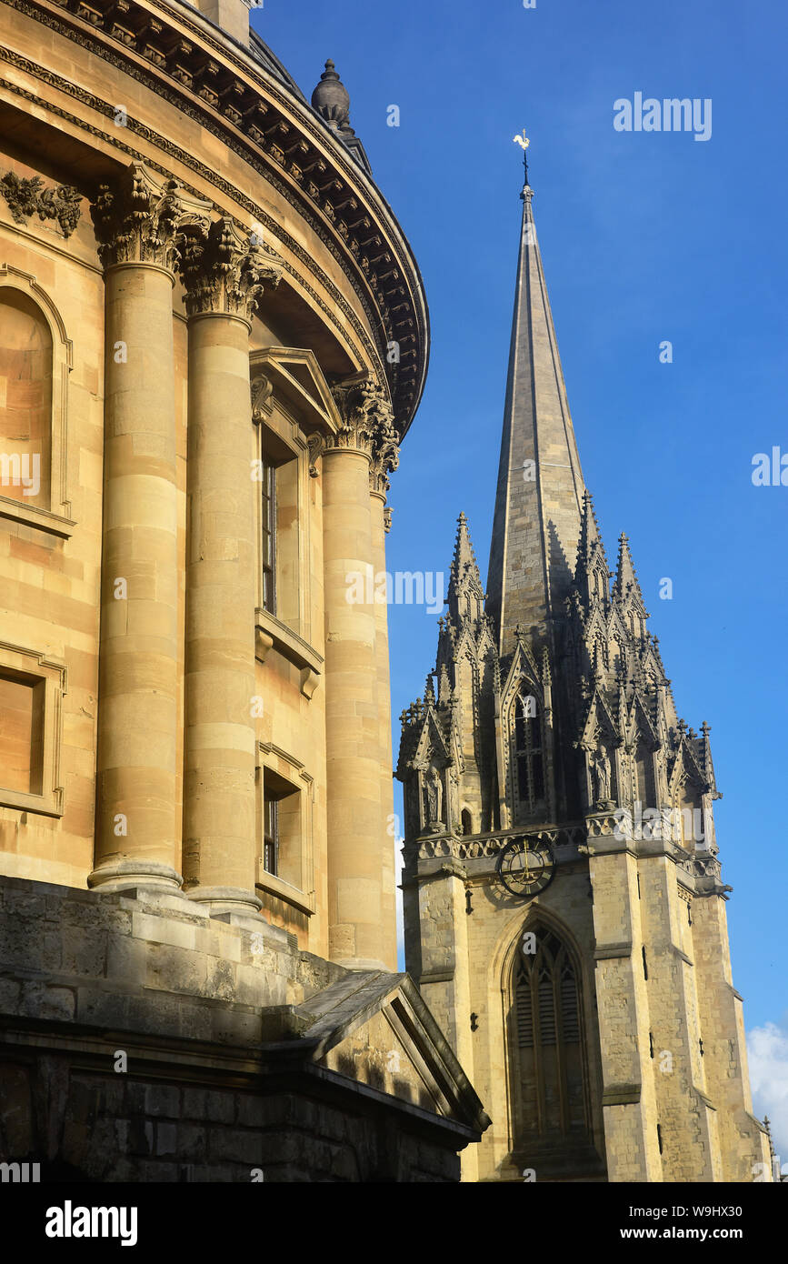 England, Oxford, Kirchturm und Radcliffe Camera, der Hl. Jungfrau Maria Kirche. Stockfoto