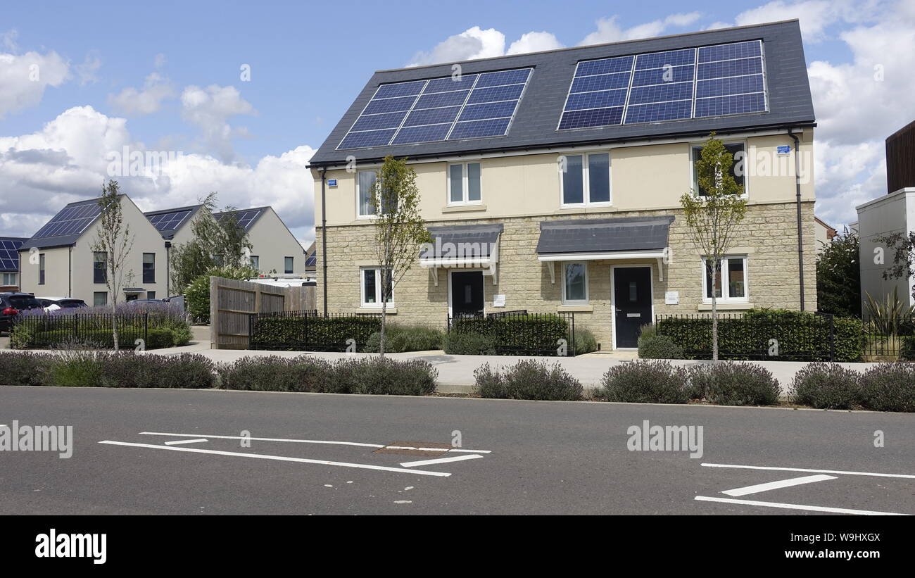 Neue moderne nachhaltige Energie Gehäuse Entwicklung mit Solaranlagen, Regenwassernutzung, Dreifachverglasung und attraktive Gemeinde Räume Stockfoto