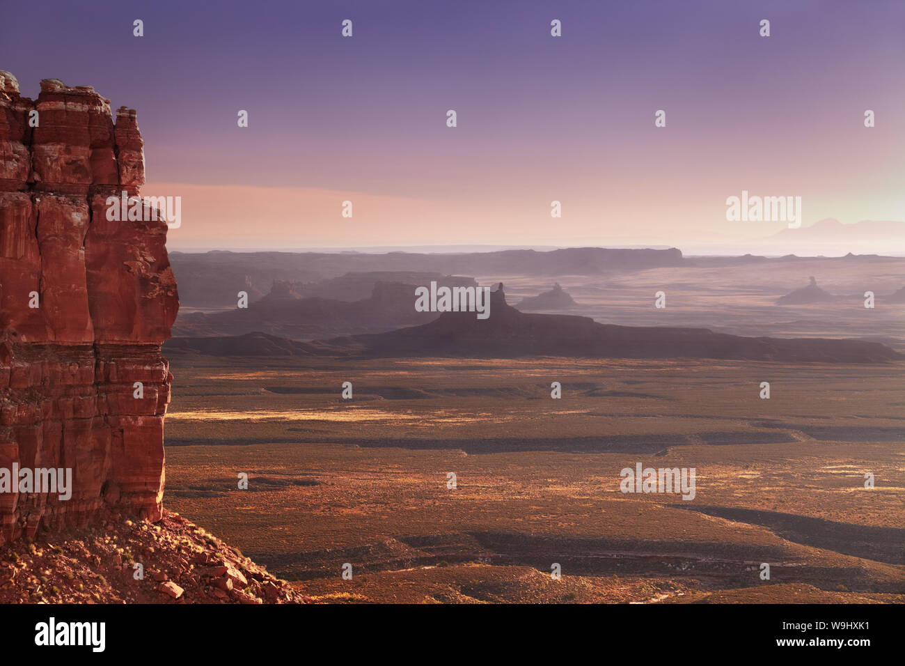 Blick von Moki Dugway in der Wüste von Utah an surise, Route 261, USA Stockfoto