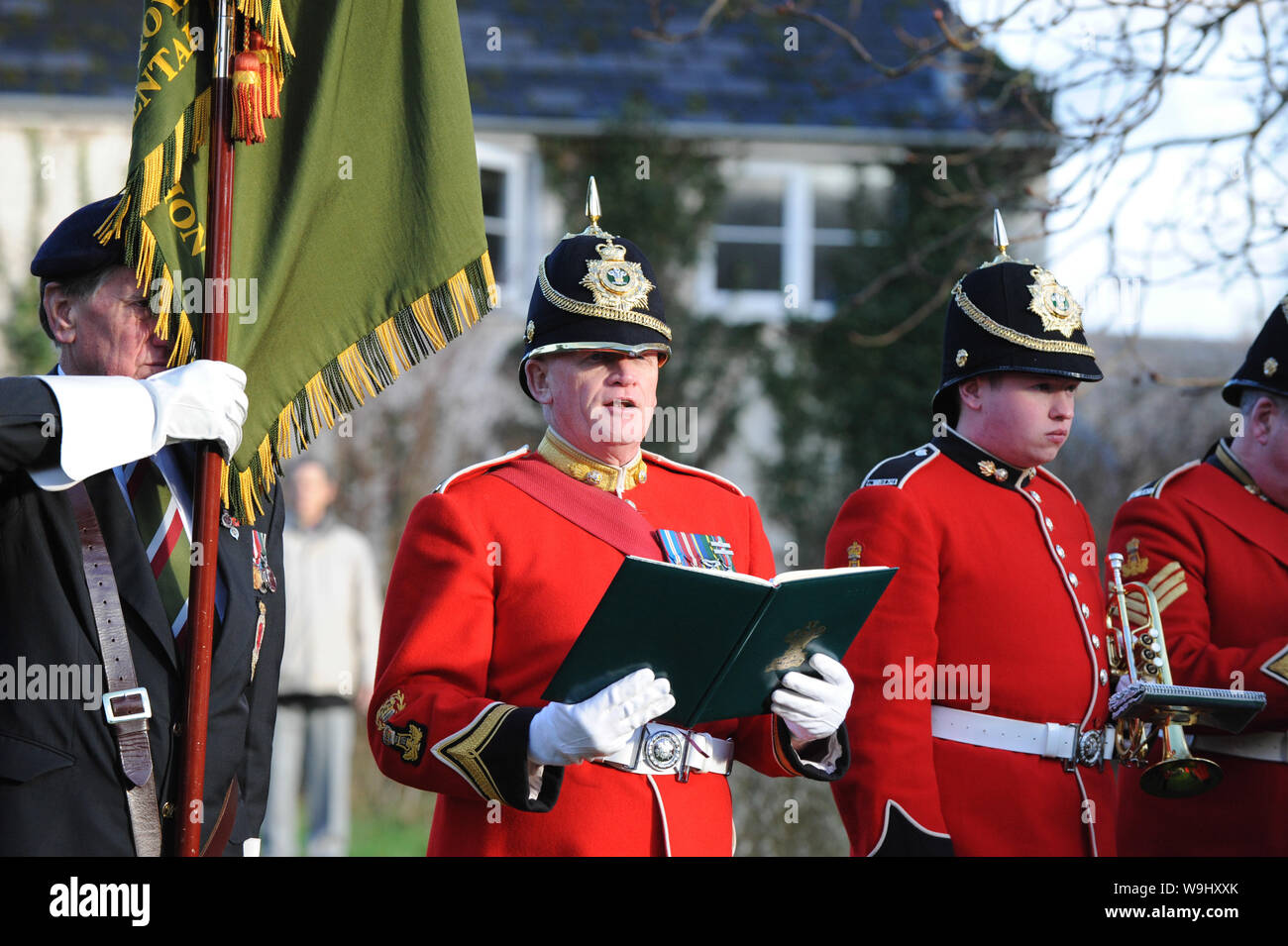 Einweihung von der Royal Welsh Guards am Grab von Privaten Robert Jones V.C.. St. Peter's Kirche, Peterchurch. Eine Lesung. Stockfoto