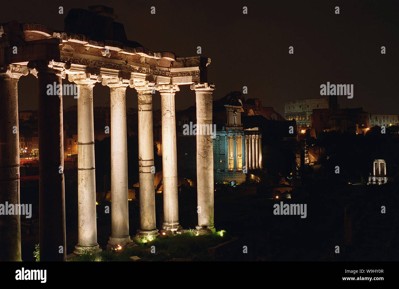 Das Forum Romanum in der Nacht, im Jahr 1999 fotografiert. Stockfoto