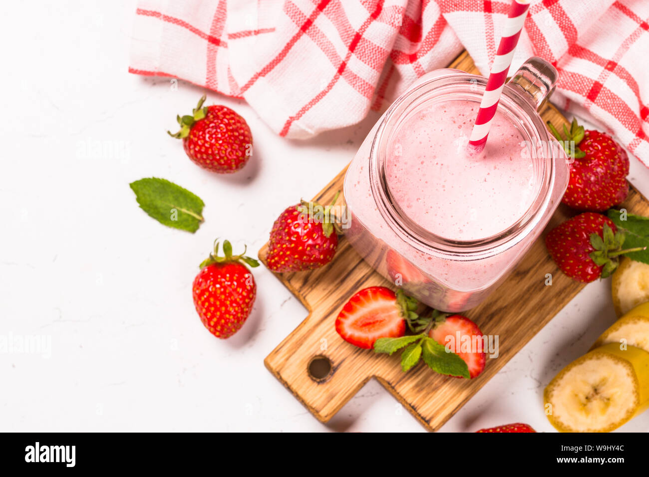 Erdbeer Milchshake oder Smoothie in Mason jar. Stockfoto