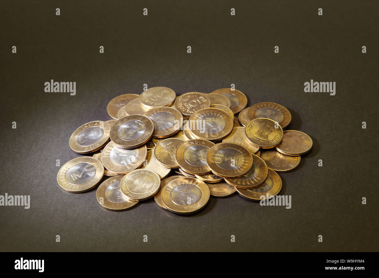 Haufen von zehn indische Rupie-Münzen Stockfoto