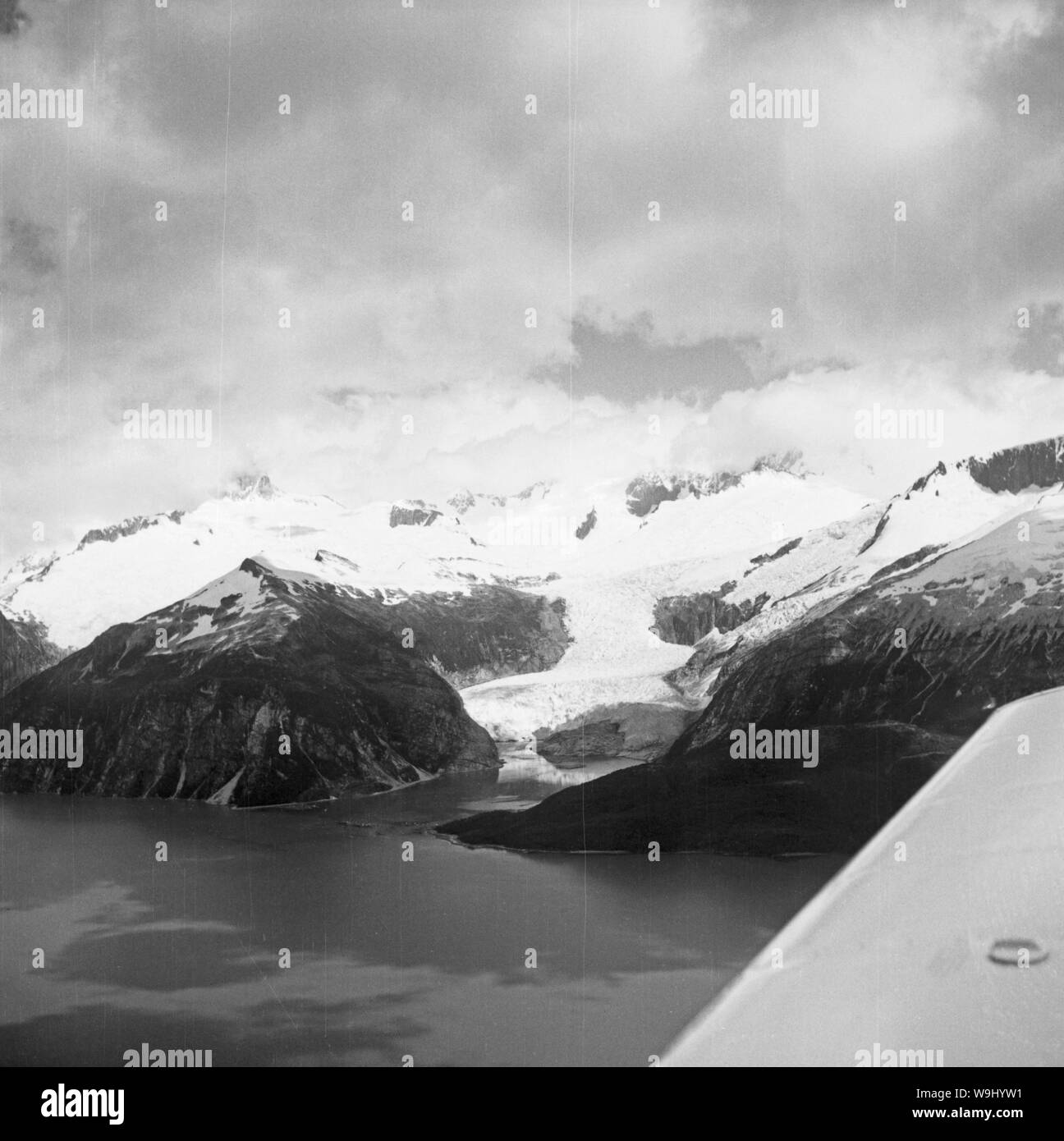 Kurzflug von Chile nach Ushuaia in Argentinien, 1960er Jahre. Kurzer Flug von Chile nach Ushuaia in Argentinien, 1960. Stockfoto