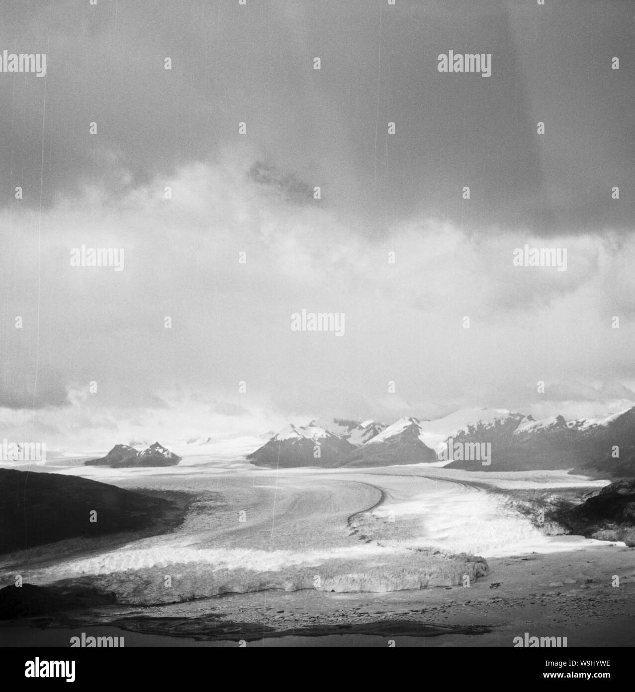 Kurzflug von Chile nach Ushuaia in Argentinien, 1960er Jahre. Kurzer Flug von Chile nach Ushuaia in Argentinien, 1960. Stockfoto