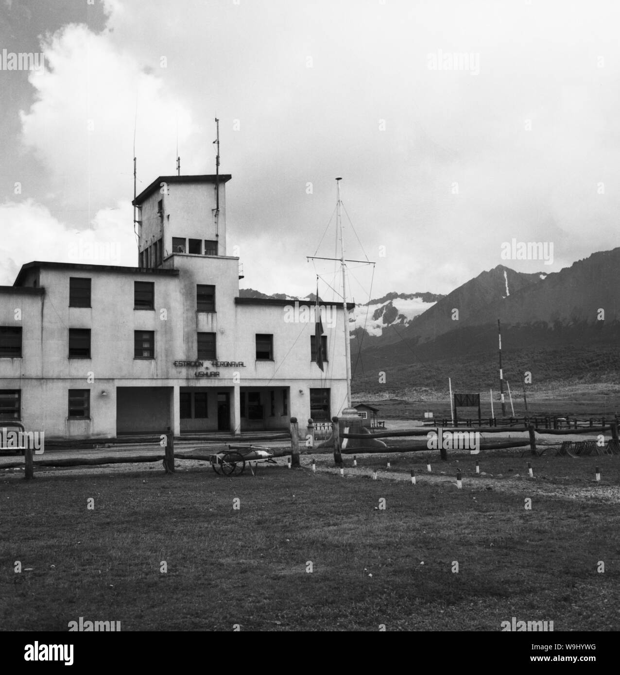 Das kleine Empfangsgebäude am Flughafen in Ushuaia in Argentinien, 1960er Jahre. Kleine Ankunft Terminal am Flughafen Ushuaia in Argentinien, 1960. Stockfoto