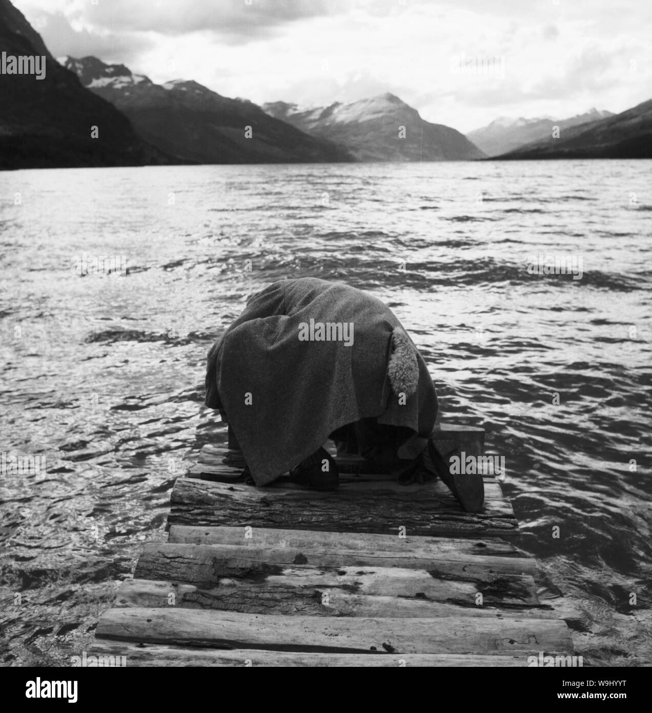 Am Ufer vom Beagle Kanal nahe der Stadt Ushuaia in Argentinien, 1960er Jahre. Am Ufer des Beagle Kanal, in der Nähe der Stadt Ushuaia in Argentinien, 1960. Stockfoto