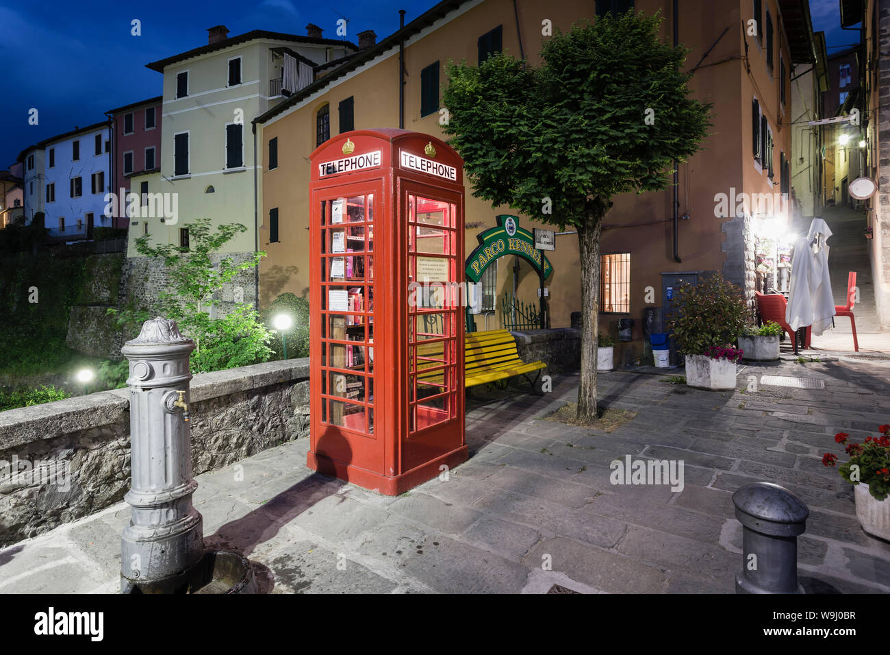 Rote Telefonzelle in Barga, Toskana, Italien Stockfoto