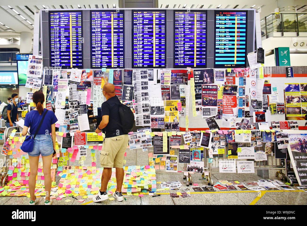 Hong Kong. 13 Aug, 2019. Die Demonstranten haben den Internationalen Flughafen Hongkong belegt, so mehr als 200 Flüge abgesagt. Die regierungsfeindlichen Demonstranten versuchen, die Aufmerksamkeit der Welt fragt nach den fünf wichtigsten Anforderungen, die erfüllt werden müssen. Credit: Gonzales Foto/Alamy leben Nachrichten Stockfoto
