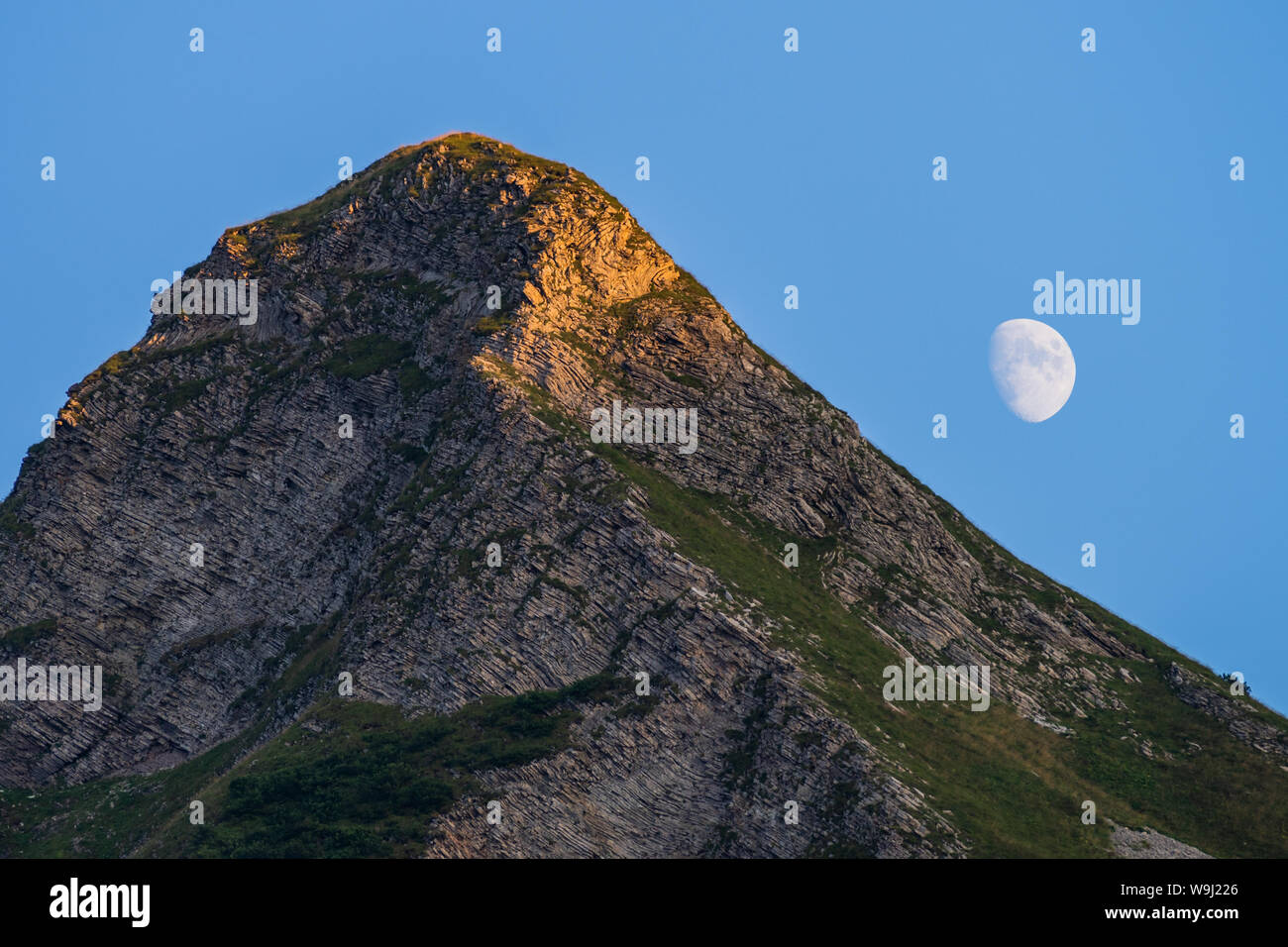Berg und Mond in den späten Nachmittag. Stockfoto