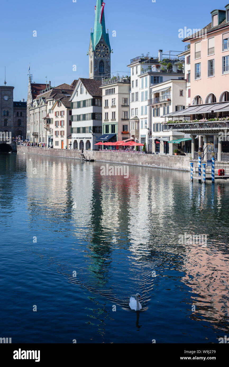 Riverfront der Limmat in der Altstadt von Zürich, Schweiz Stockfoto