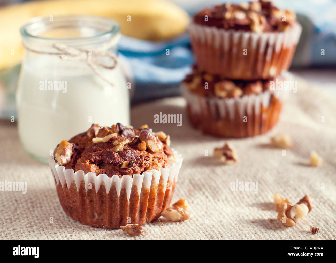 Banane - Nuss Muffins mit dunkler Schokolade Chips Stockfoto