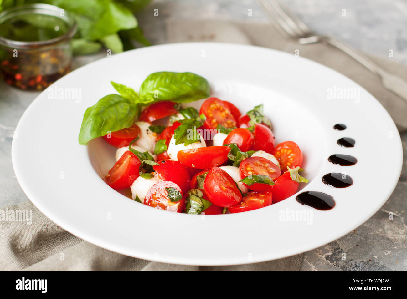 Frische würzige Salat mit Mozzarella, Tomaten und Basilikum Stockfoto