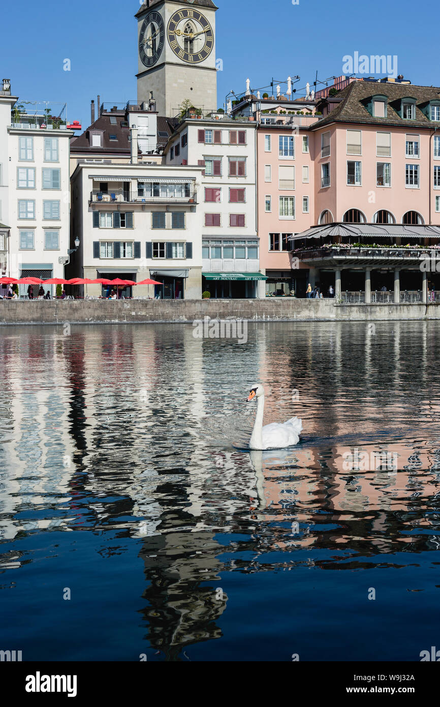 Riverfront der Limmat in der Altstadt von Zürich, Schweiz Stockfoto