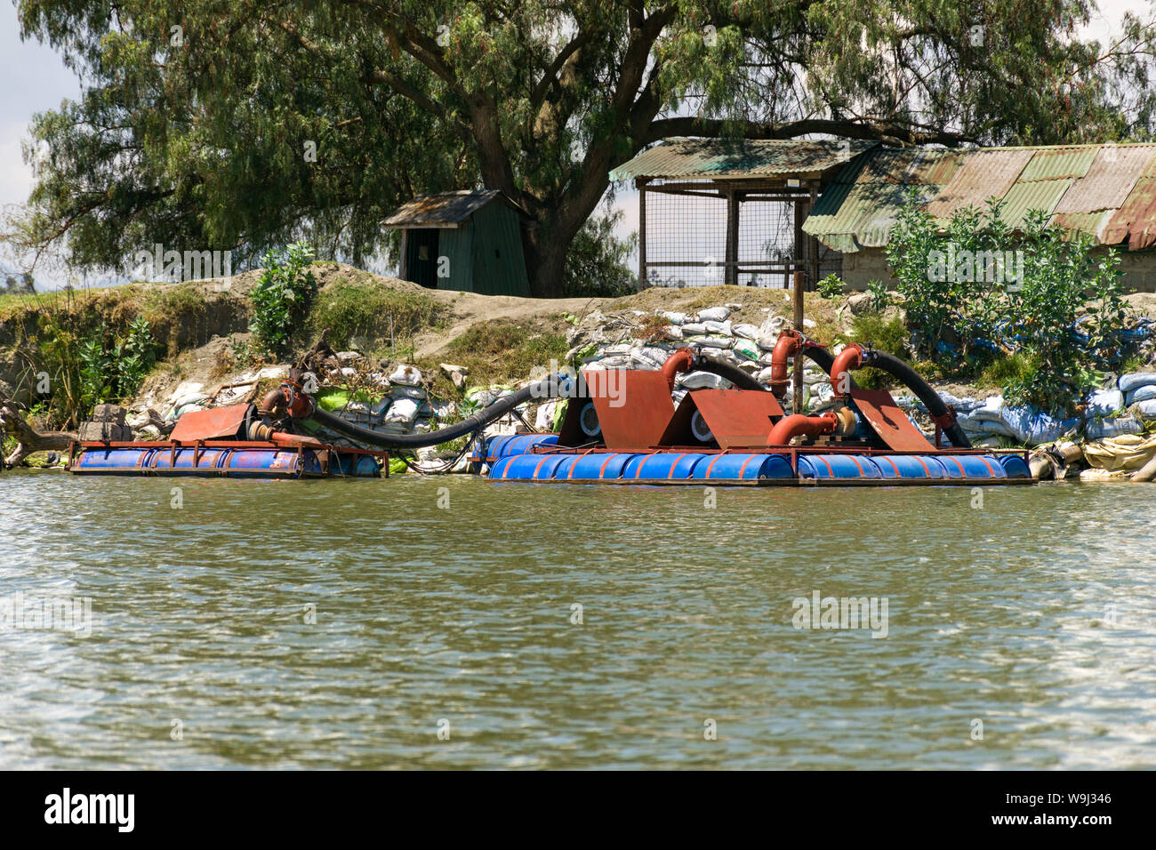 Schwimmende Wasser pumpen, Wasser zu Blume Farmen zu transportieren, Lake Naivasha, Kenia, Ostafrika Stockfoto