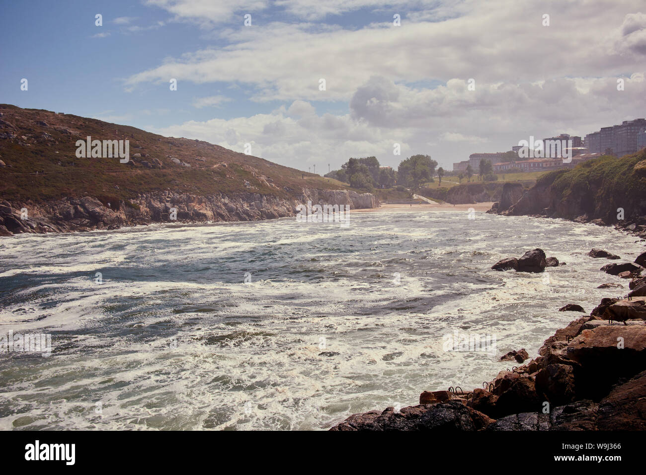 Malerische Aussicht auf den Strand an einem diesigen Sommer in A Coruña, Spanien. Stockfoto