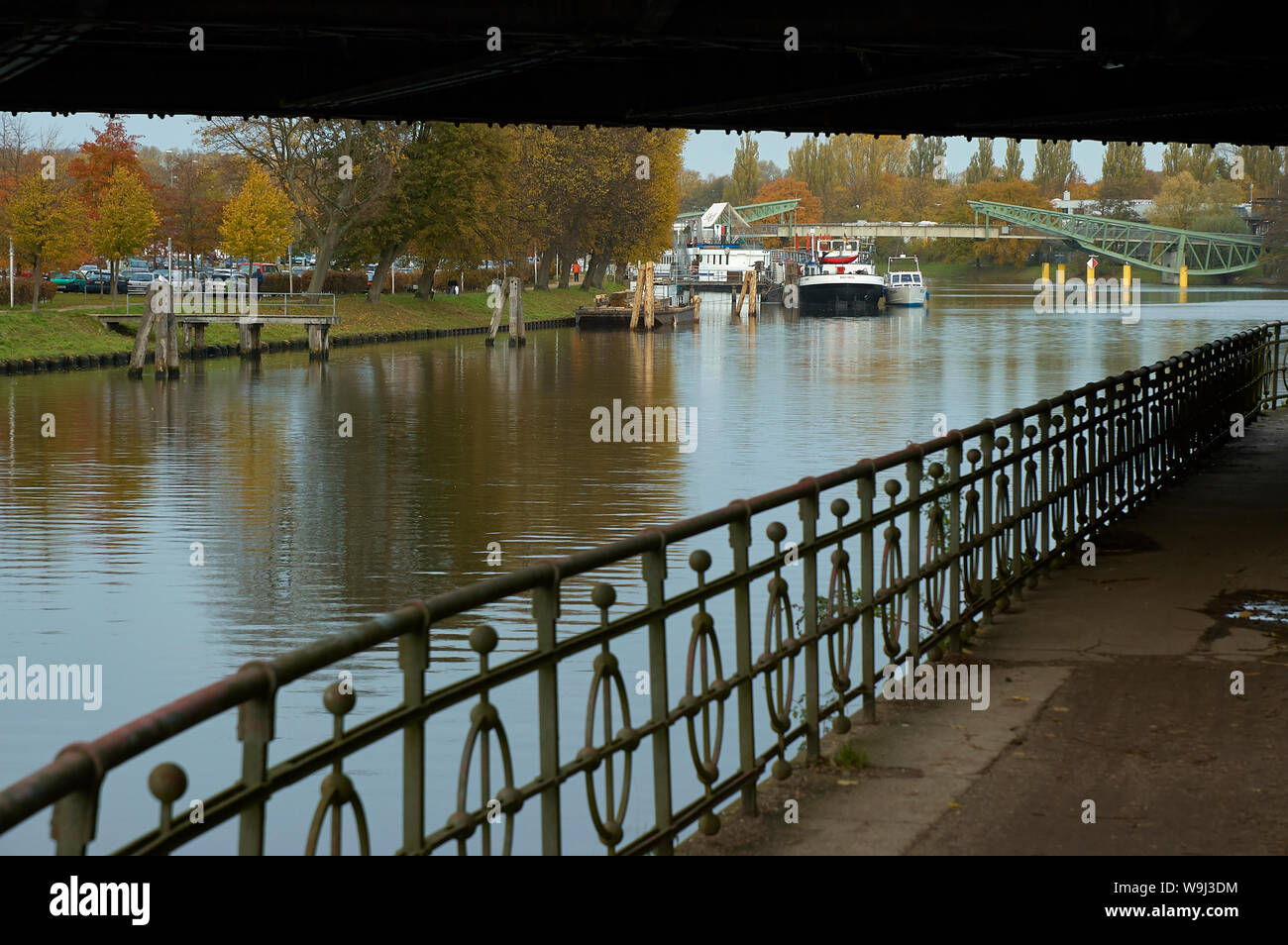 Die Klughafen-Bridge kreuzt die 130 m breiten Elbe-Lübeck-Kanal Stockfoto