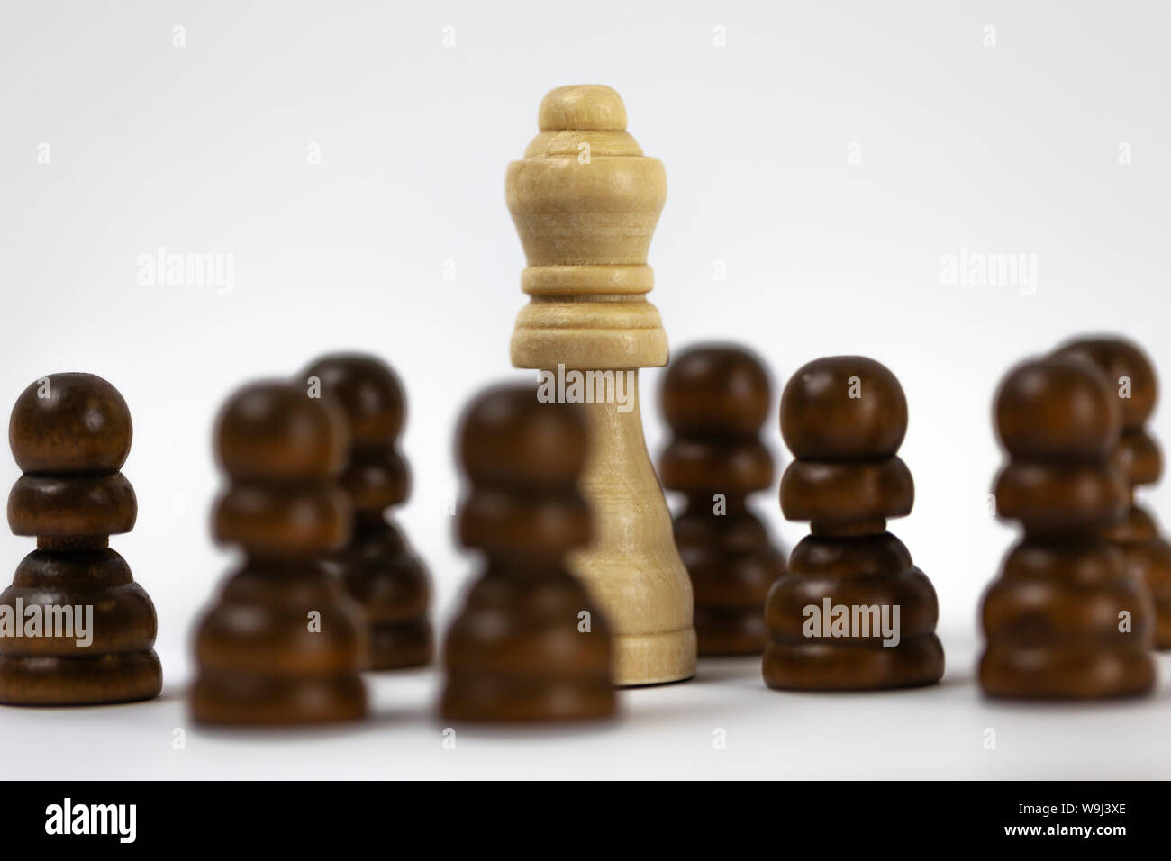 Schwarze Schachfiguren, in dem sich der weisse König, 9 Figuren Stockfoto