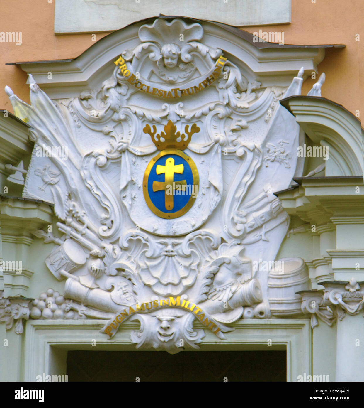 Die glyptic, Medaillons auf die Gebäude für die Dekoration, masverk, Steinbildhauerei, Stuck. Militärische bas-relief vor der Kirche, Vilnius, Lithuani Stockfoto