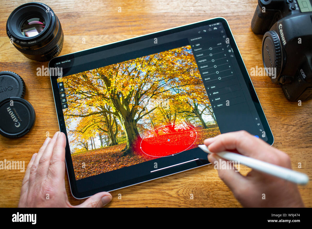 Badewanne, Großbritannien - 14 August 2019: in der Nähe von jemand mit einem iPad Pro die Adobe Lightroom App selektive Anpassung an ein Foto zu machen Stockfoto