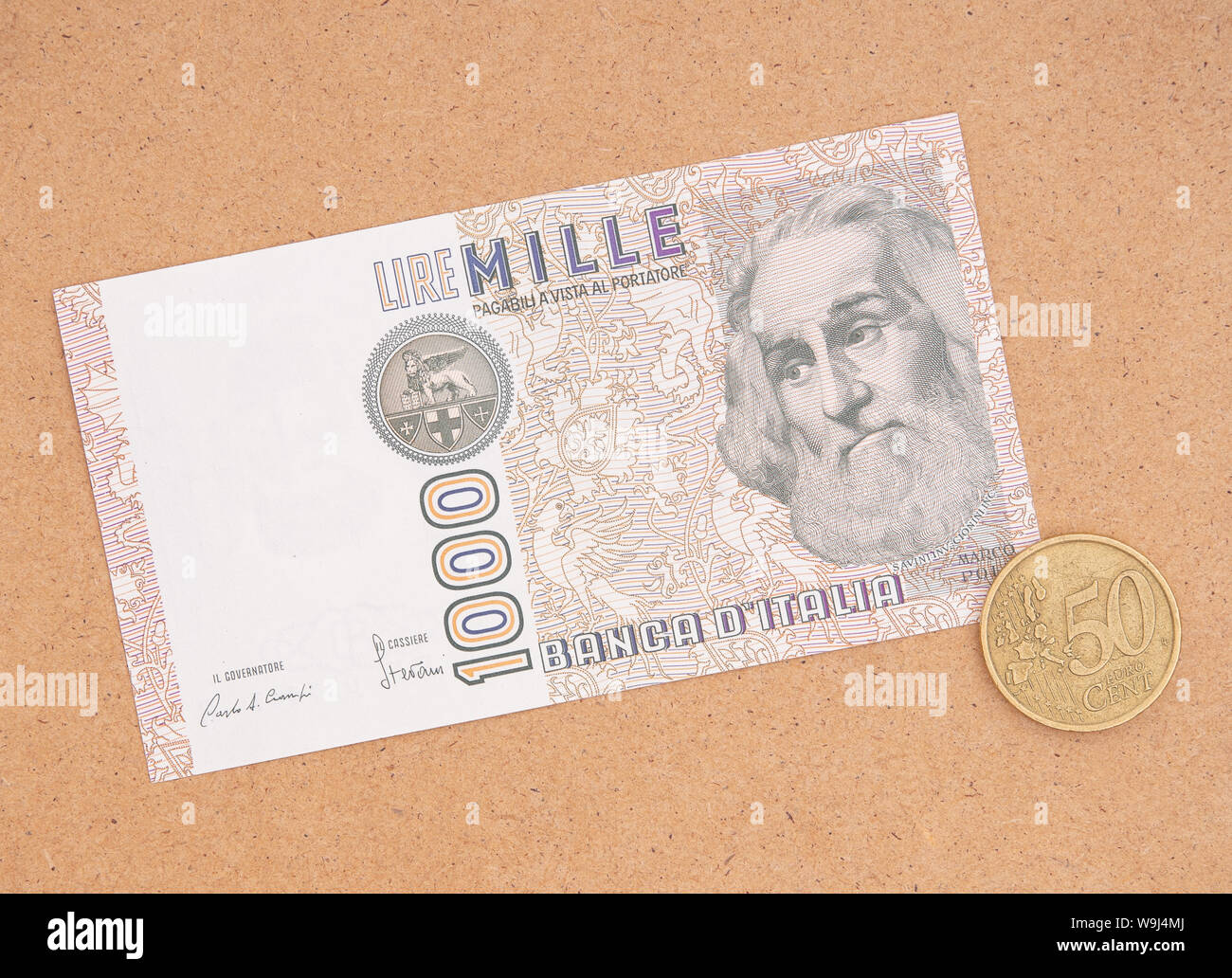 Italienische Oldtimer und neuen Währung. Lira Hinweis und 50 Euro Cent Münze. Die ursprünglichen Wechselkurs des Euro wurde zuerst angenommen wurde 1000 approximatey Stockfoto