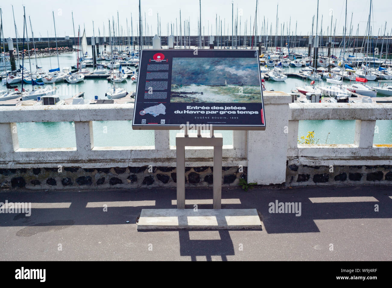 Eine Informationstafel zeigt ein Gemälde von Eugene Boudin auf er in Le Havre direkt am Meer Stockfoto