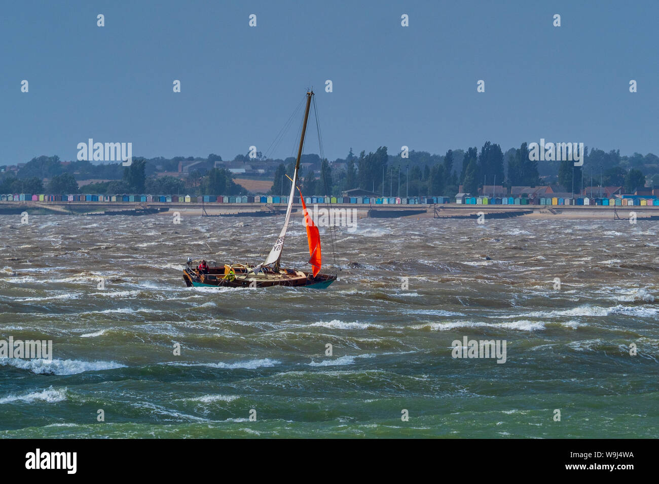 Segeln auf stürmischen Meeren. Ein Boot im Sturm. Eine Yacht kämpft während eines Sommersturms durch Sturmkräfte vor Harwich in Ostengland. Stockfoto