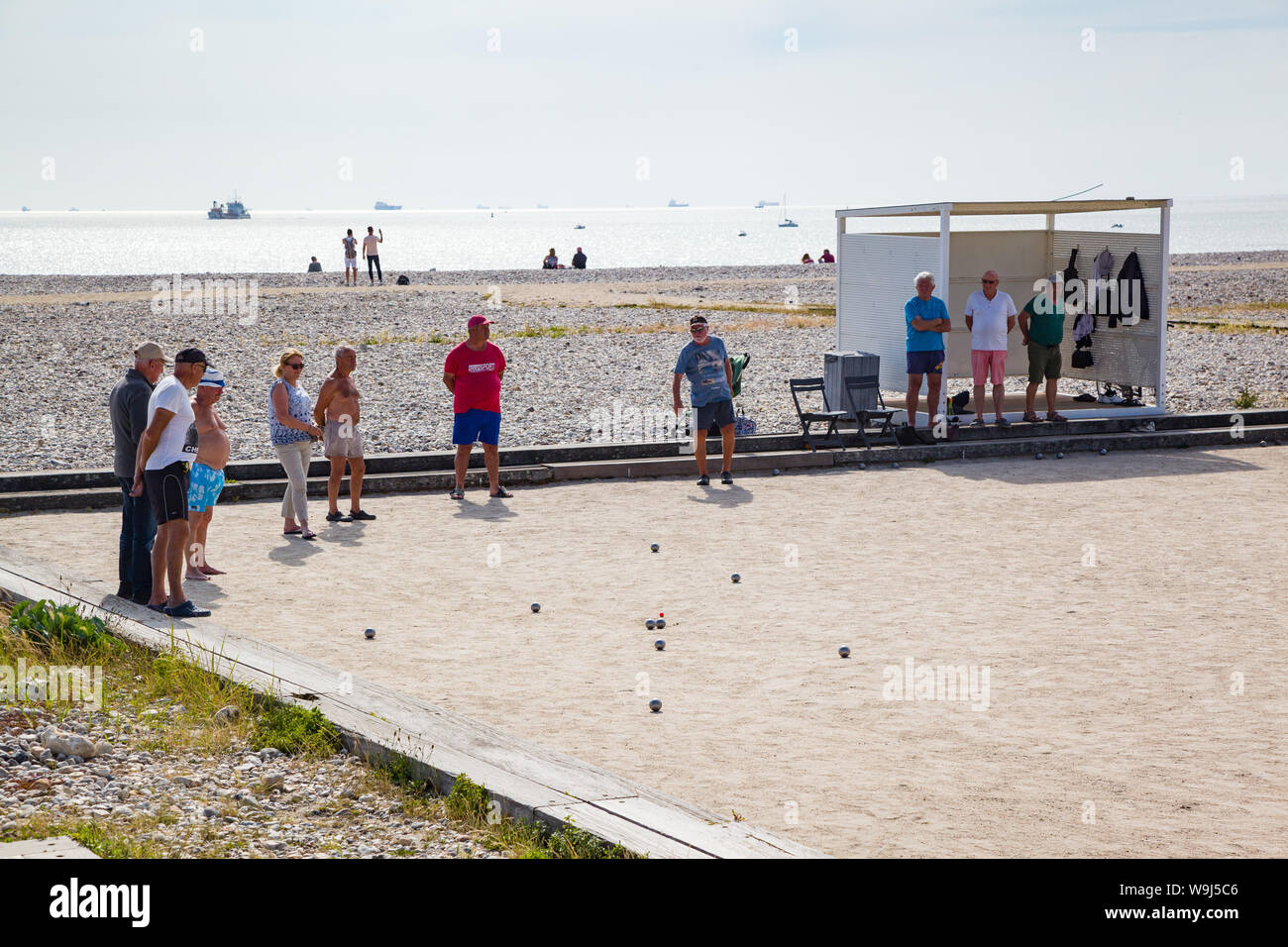 Eine Gruppe von Menschen spielen eine Partie Boule oder petanques am Strand an der Küste von Le Havre in der Normandie, Frankreich Stockfoto