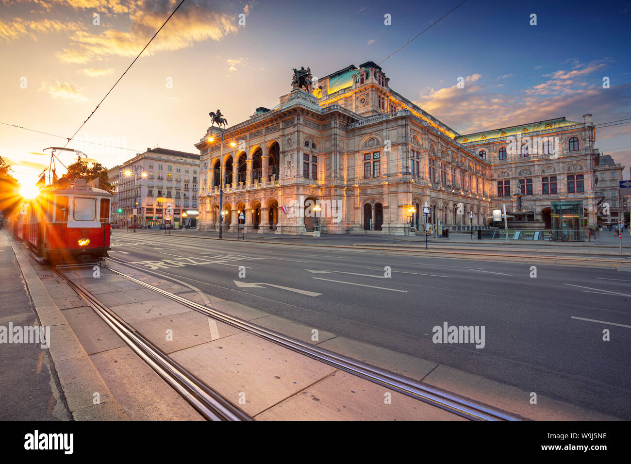 Wien, Österreich. Stadtbild Bild von Wien mit der Wiener Staatsoper während des Sonnenuntergangs. Stockfoto