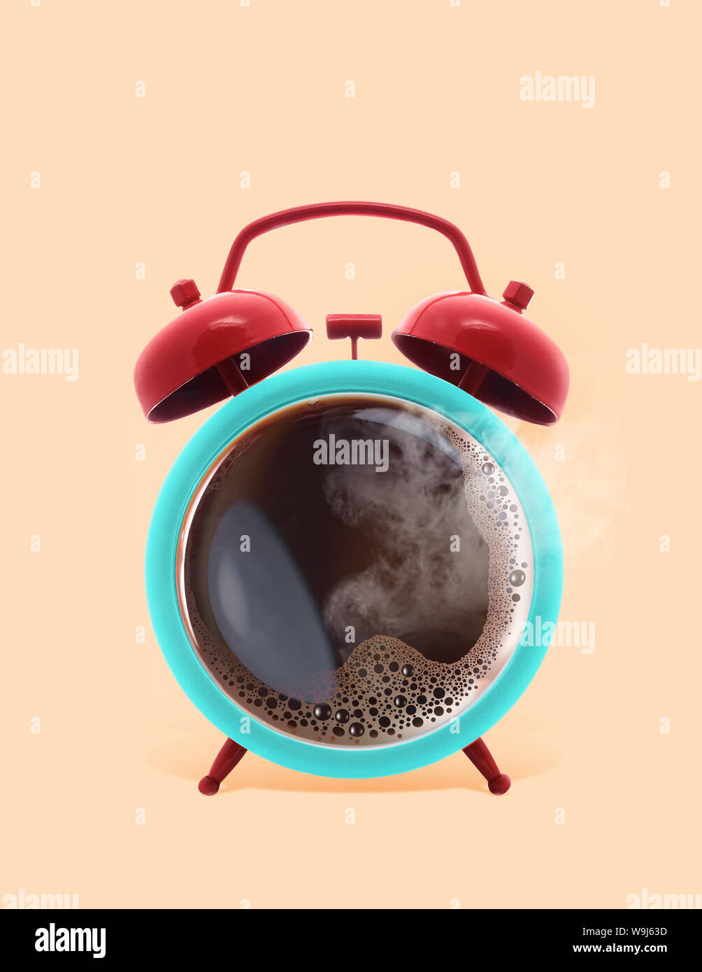 Twin Bell Wecker mit kaffeebecher Hintergrund, Kaffee, kreative Idee. minimal Konzept, Kaffee Tasse time clock Konzept Design Stockfoto