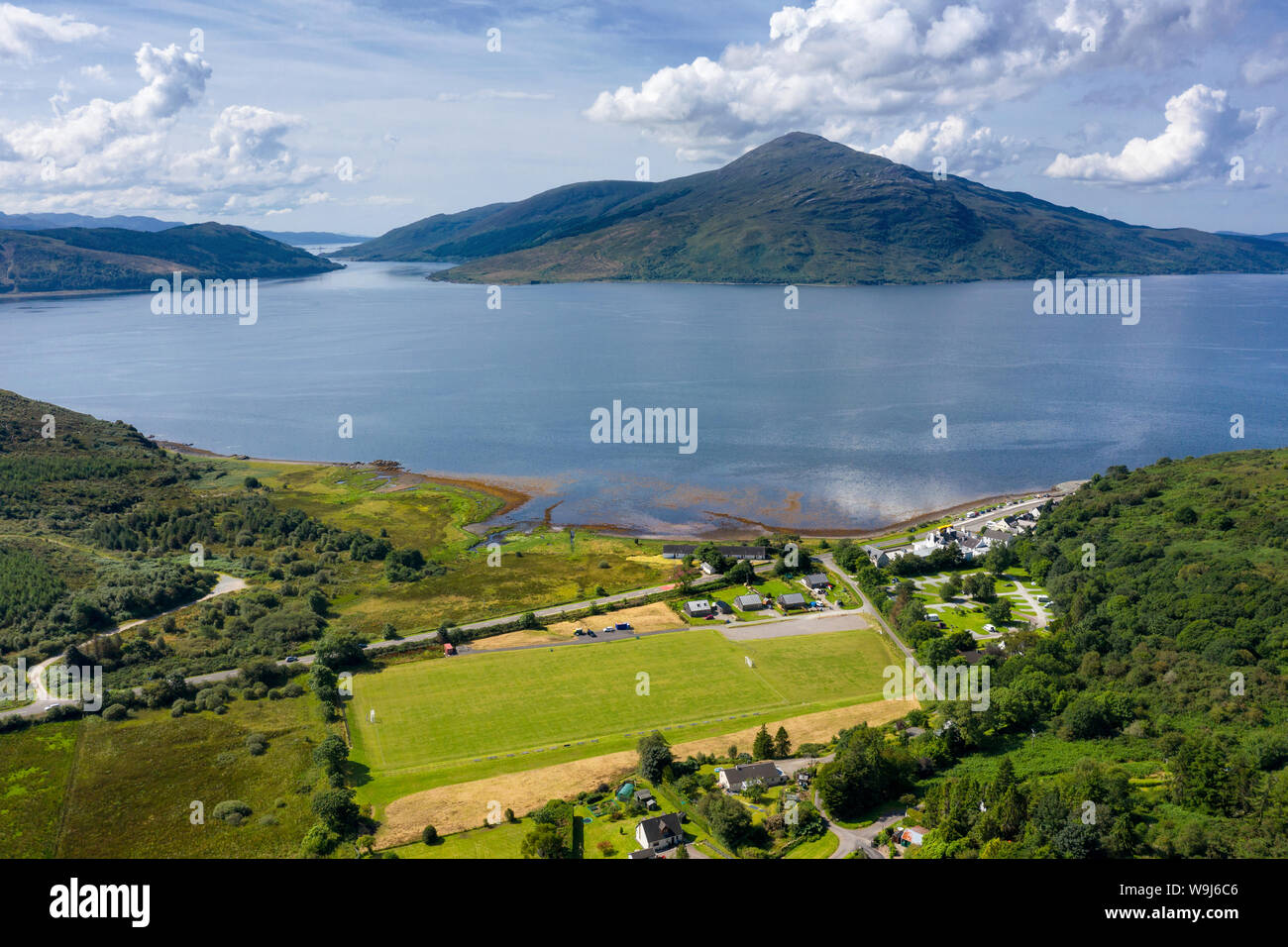 Im August 2019 spielte die Mannschaft von Kinlochshiel Shinty ihr erstes Spiel auf diesem neuen Spielfeld in Rearaig, Balmacara, Wester Ross, Schottland. Stockfoto