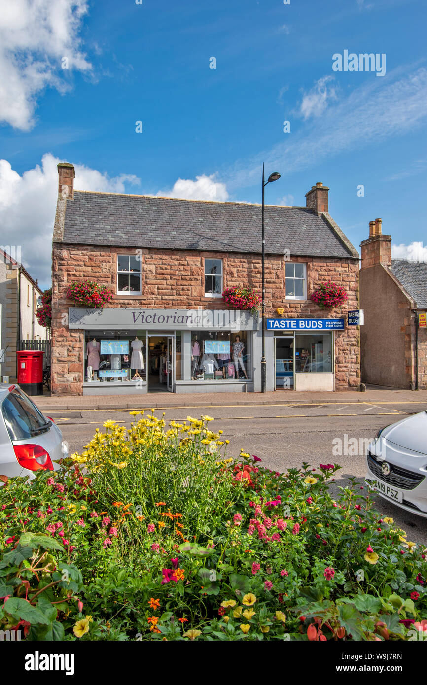 ALNESS ROSS UND CROMARTY SCHOTTLAND DORF STADT IN VOLLER BLÜTE hängende Körbe auf VICTORIANA SHOP VORNE Stockfoto
