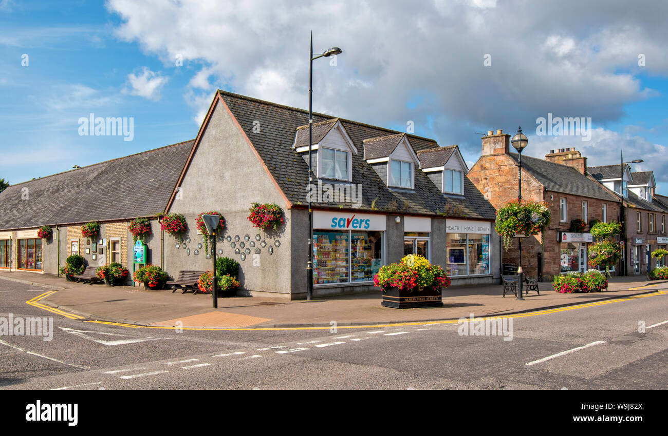ALNESS ROSS UND CROMARTY SCHOTTLAND DORF STADT IN VOLLER BLÜTE hervorragende Darstellung von bunten Blumen AUF GESCHÄFTE IN DER HIGH STREET Stockfoto