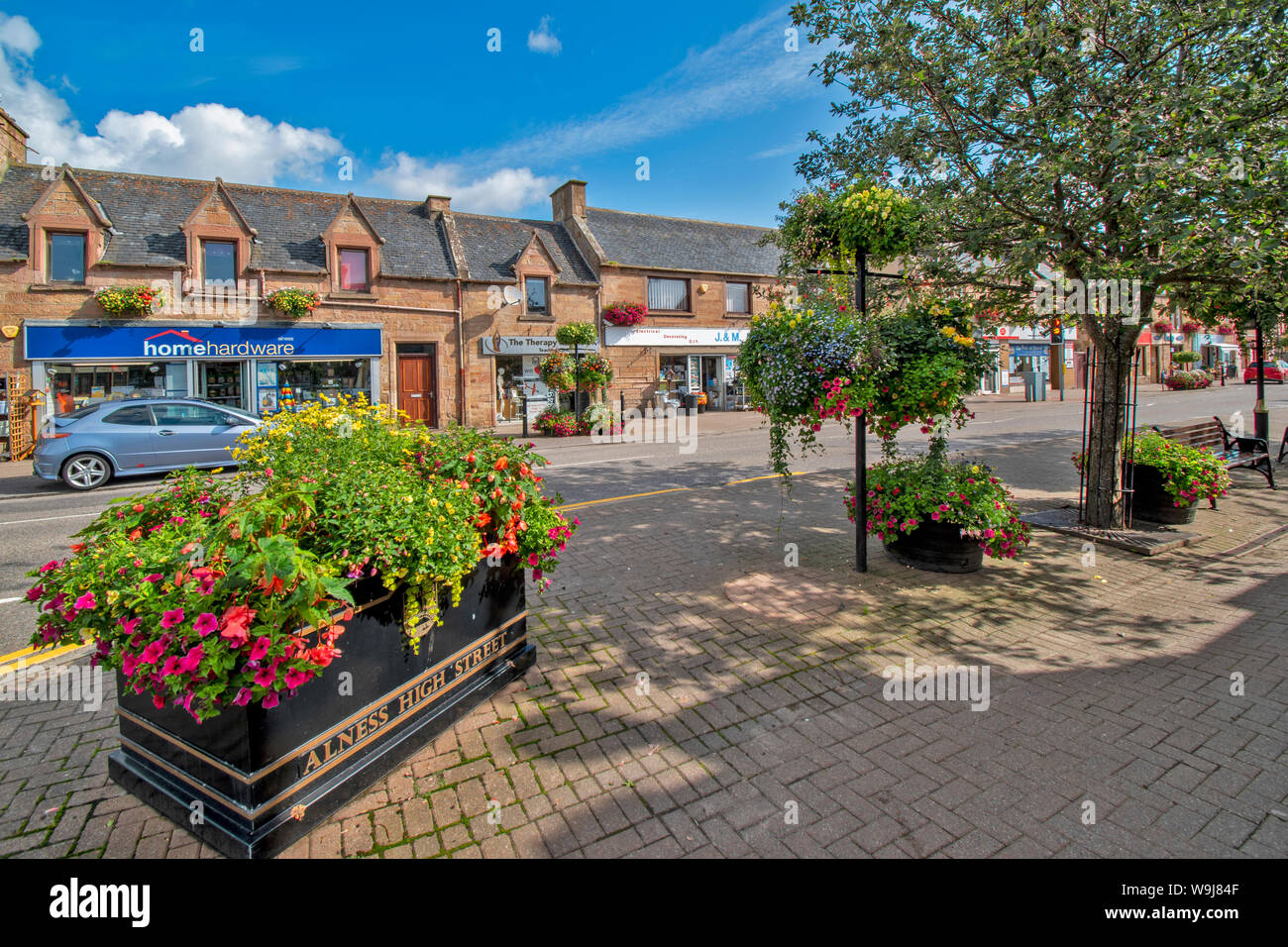 ALNESS ROSS UND CROMARTY SCHOTTLAND DORF STADT IN VOLLER BLÜTE HERVORRAGENDE DARSTELLUNG VON BLUMEN IN DER HIGH STREET Stockfoto