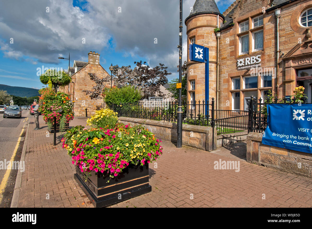 ALNESS ROSS UND CROMARTY SCHOTTLAND DORF STADT IN VOLLER BLÜTE HERVORRAGENDE ZEIGT VON bunten Blumen AUSSERHALB DER RBS BANK GEBÄUDE Stockfoto