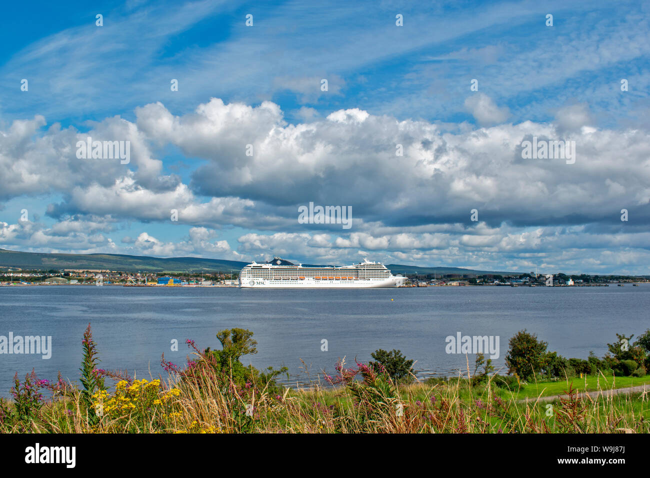CROMARTY FIRTH ROSS UND CROMARTY SCHOTTLAND MSC ORCHESTRA KREUZFAHRTSCHIFF Lügen aus INVERGORDON MIT SOMMER HIMMEL UND BLUMEN Stockfoto