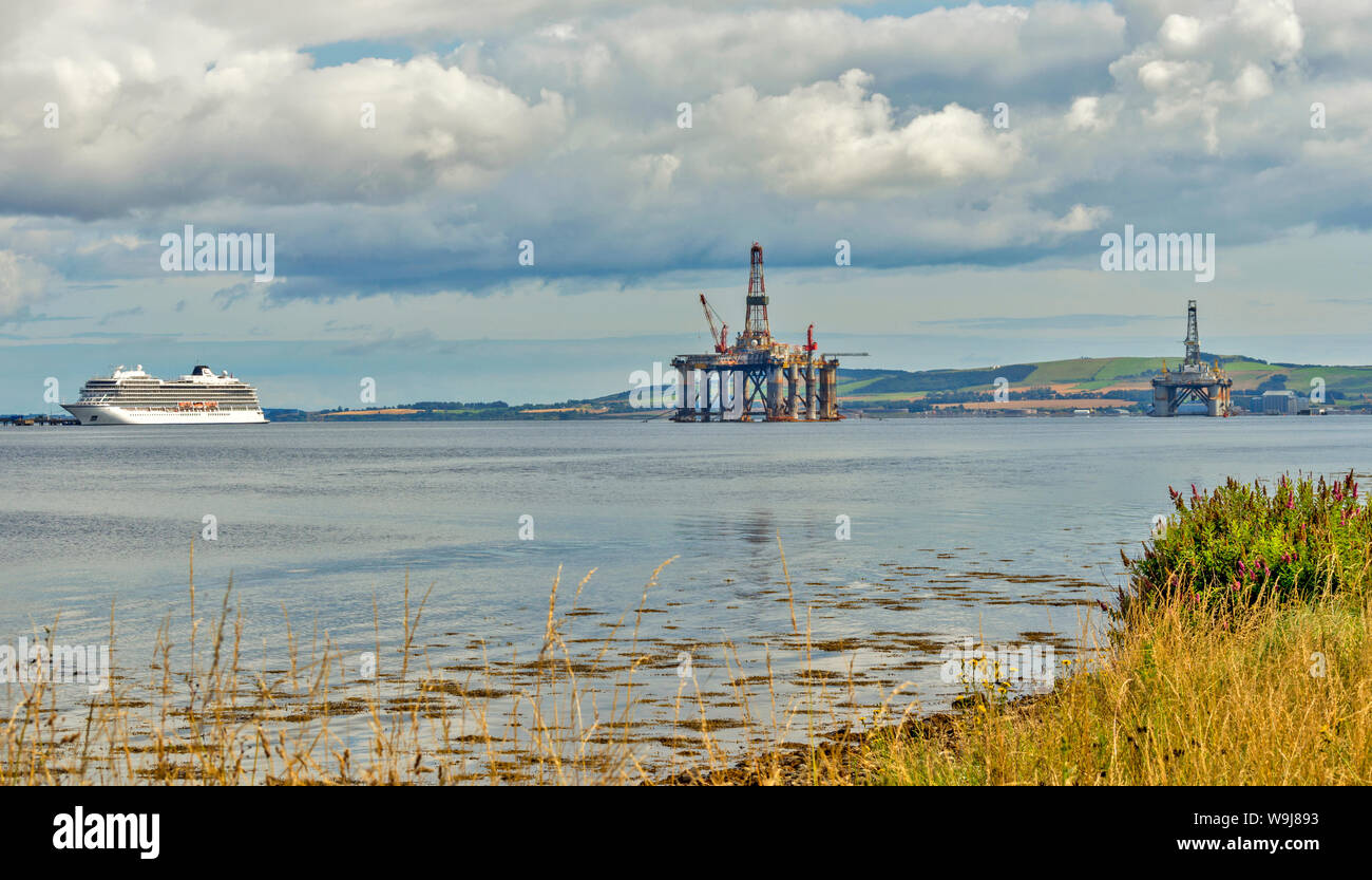CROMARTY FIRTH SCHOTTLAND VIKING KREUZFAHRTSCHIFF UND ZWEI BOHRINSELN oder Plattformen liegen aus INVERGORDON IM SOMMER Stockfoto