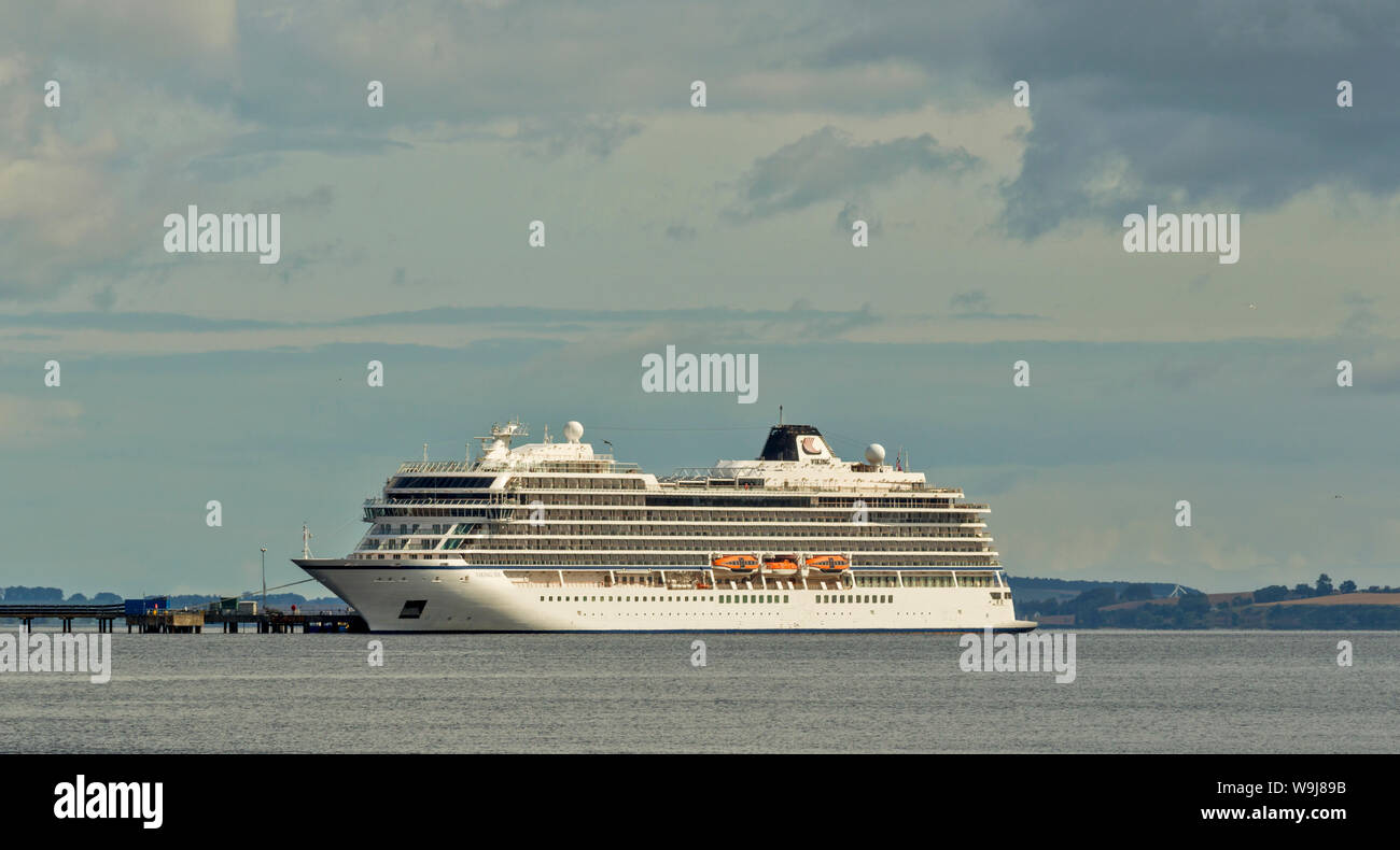 CROMARTY FIRTH SCHOTTLAND VIKING SEA CRUISE LINER LIEGEN aus INVERGORDON IM SOMMER Stockfoto