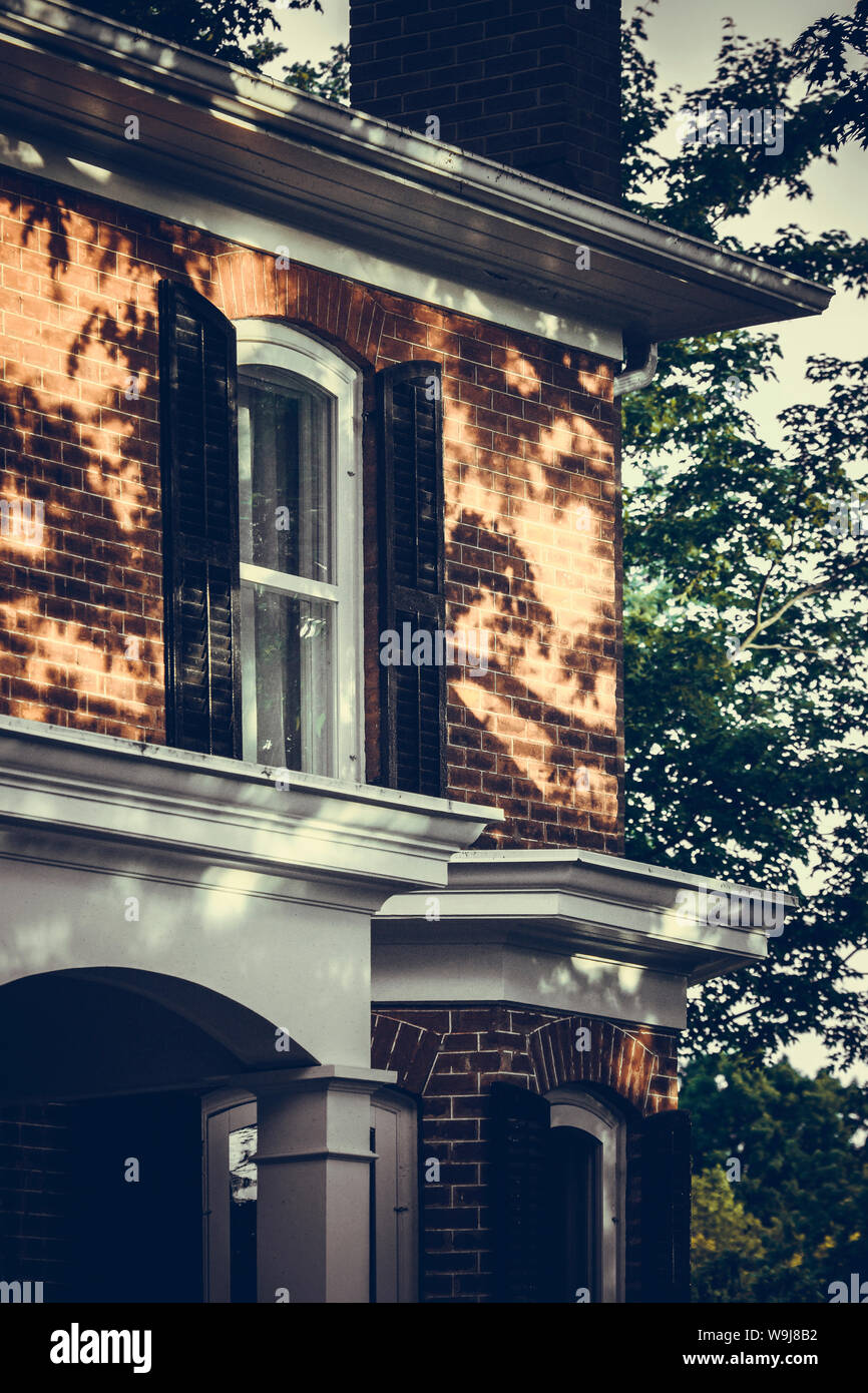 Windows auf eine Ziegelmauer eines traditionellen Herrenhaus in Toronto Vorstädte Stockfoto